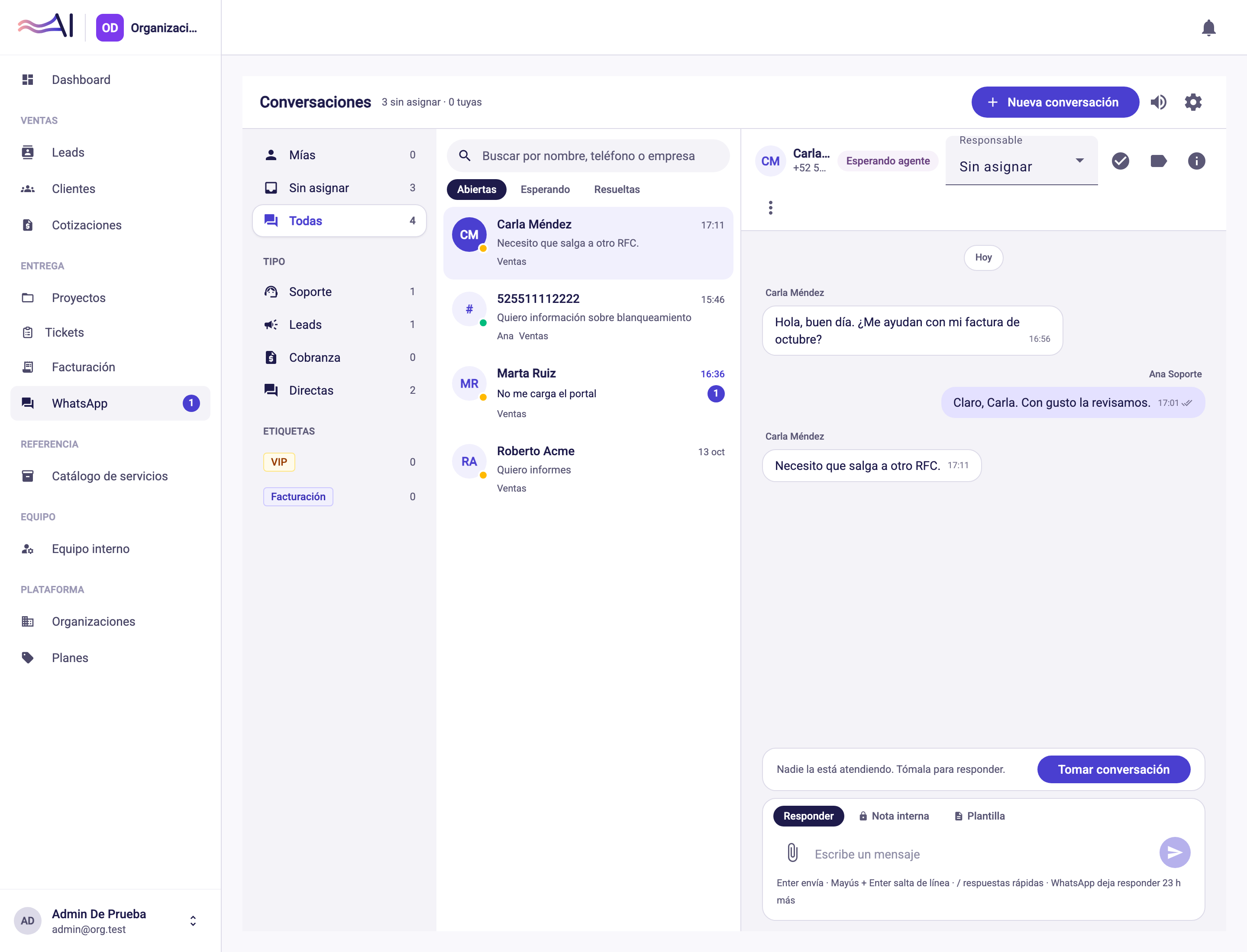 La bandeja de WhatsApp con filtros a la izquierda, la lista de conversaciones y el hilo de la conversación abierta
