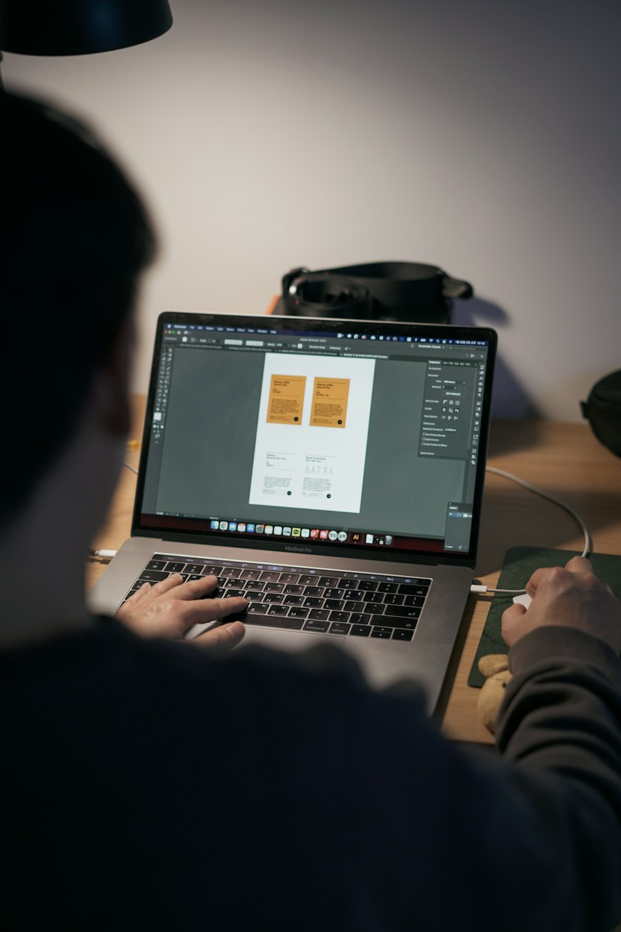 Diseñador trabajando en una pieza gráfica