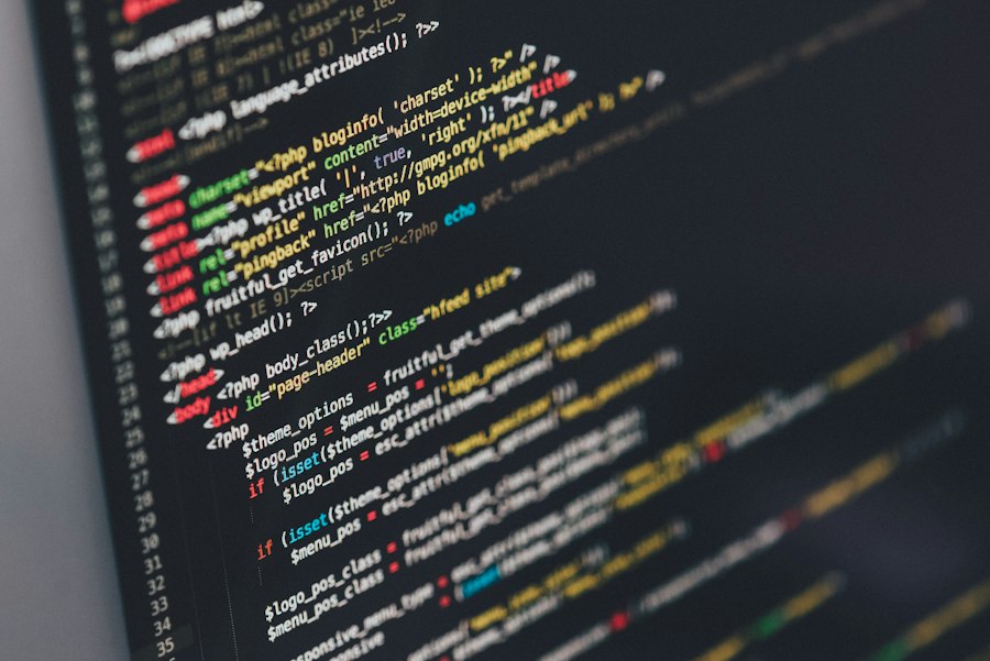 Desarrollador trabajando en código