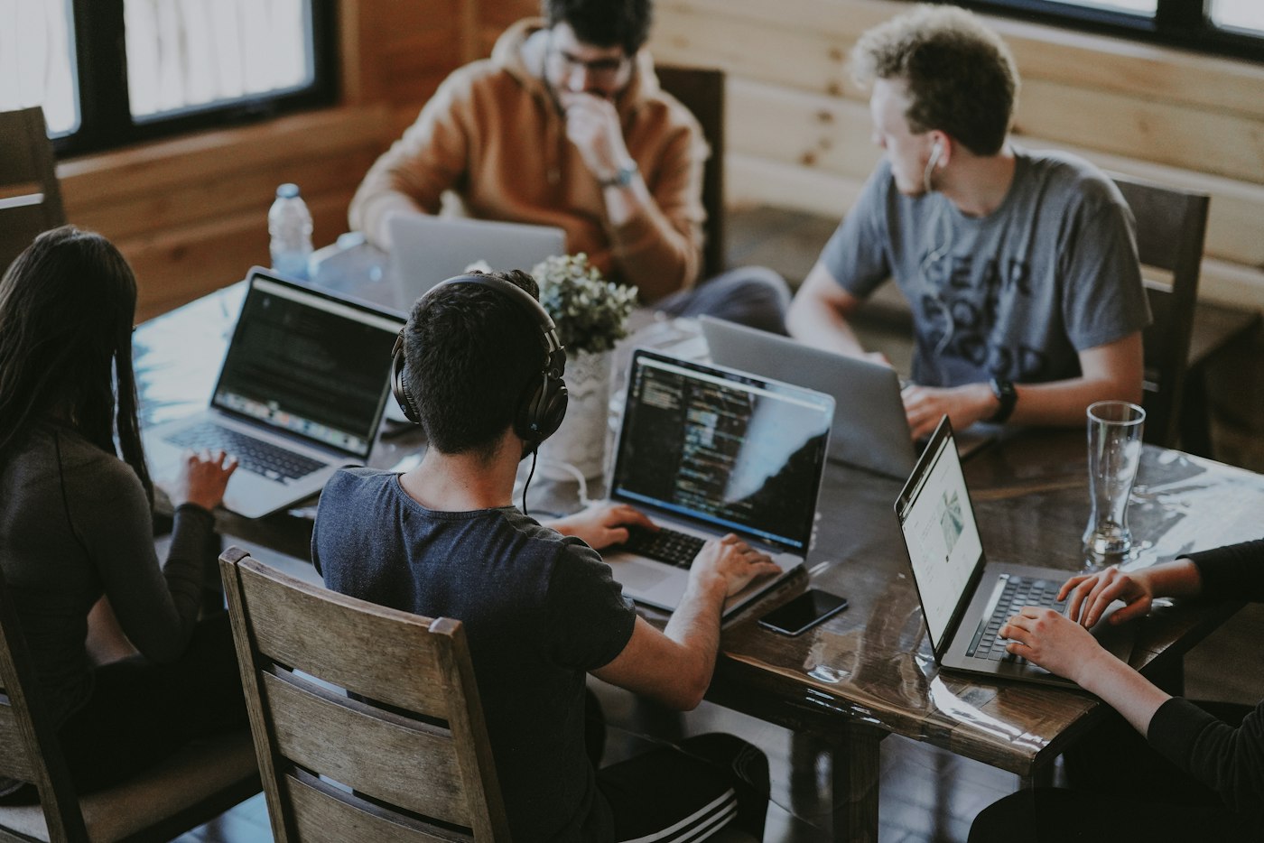 Equipo de una agencia trabajando junto en una mesa